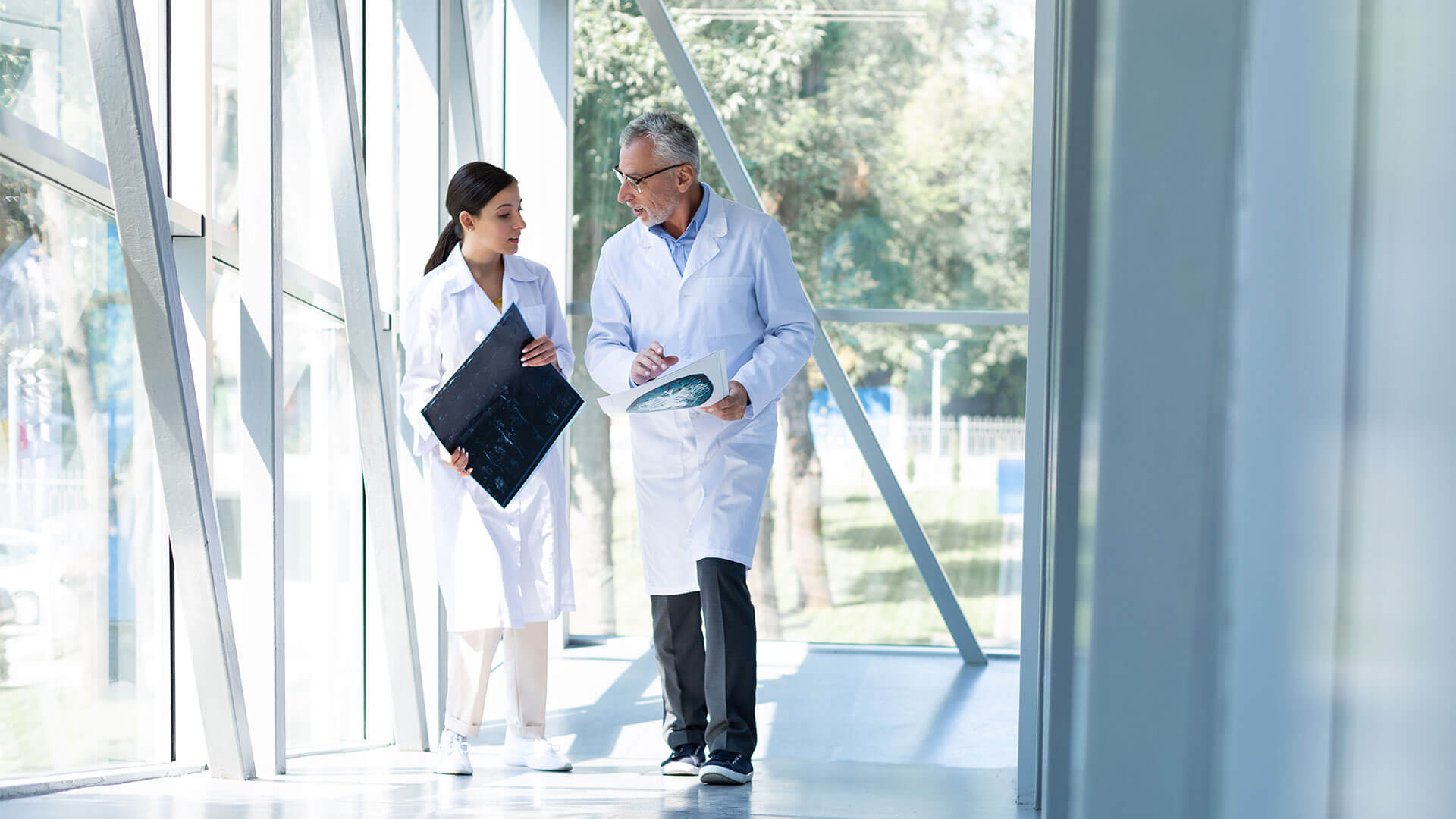 Qual a função do Médico Assistente no processo de solicitação de benefícios?